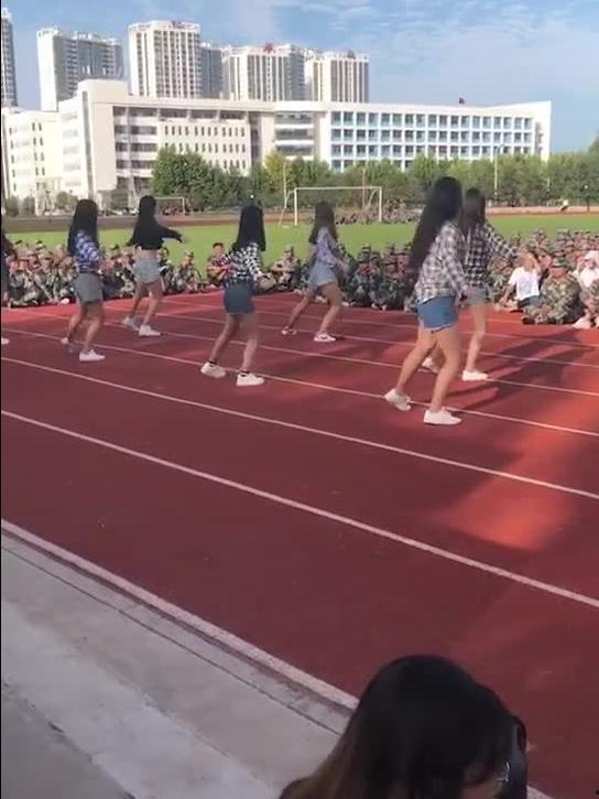 吃瓜跳舞小姐姐视频,吃瓜小姐姐的欢乐舞蹈瞬间