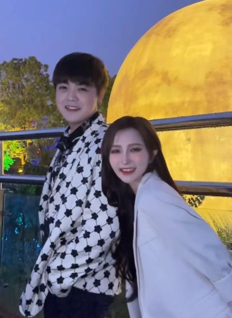 何婧婧和浩辉吃瓜视频,揭秘娱乐圈吃瓜背后的真相